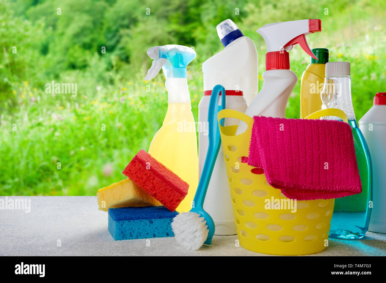 Korb mit Reinigungsmittel auf blurry Frühling Hintergrund. Reinigung mit  Verbrauchsmaterial, Reinigungs Service Konzept. Platz kopieren  Stockfotografie - Alamy