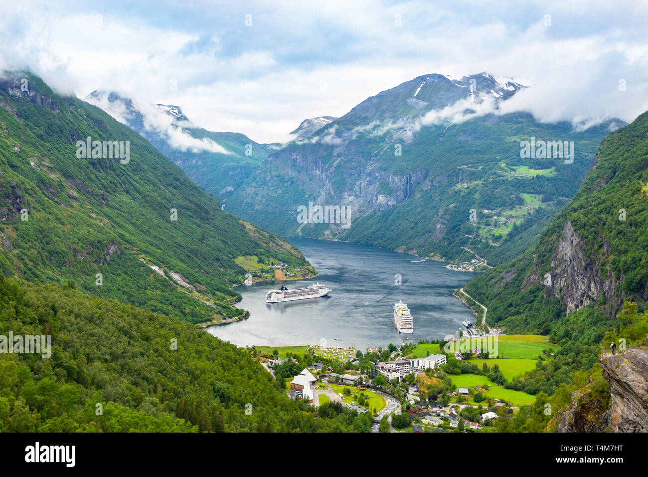 Kreuzfahrtschiff im Hafen Geiranger, Norwegen. Stockfoto