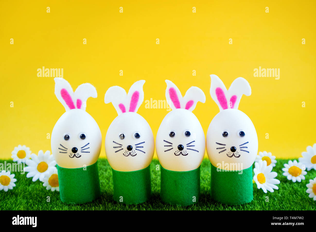 Kreative Ostereier Dekoration Ideen mit Osterhase. Lustige Ostereier cute Bunny. Ostern auf gelbem Hintergrund Stockfoto
