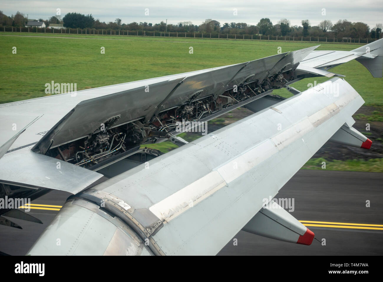 Spoiler in Lift dump Bereitstellung bald nach der Landung an einem Airbus A319 Flugzeug. Stockfoto