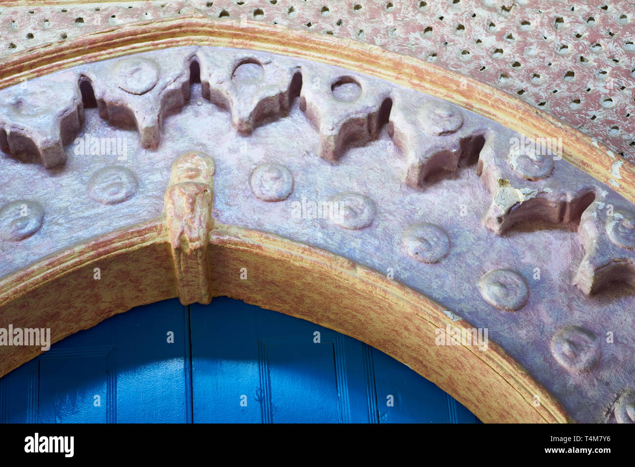 Nahaufnahme einer schönen orientalischen arabischen Stil riad Eingang mit blauer Tür und maurischer Bogen in der Medina (Kasbah) von Tanger (Tanger), Marokko Stockfoto