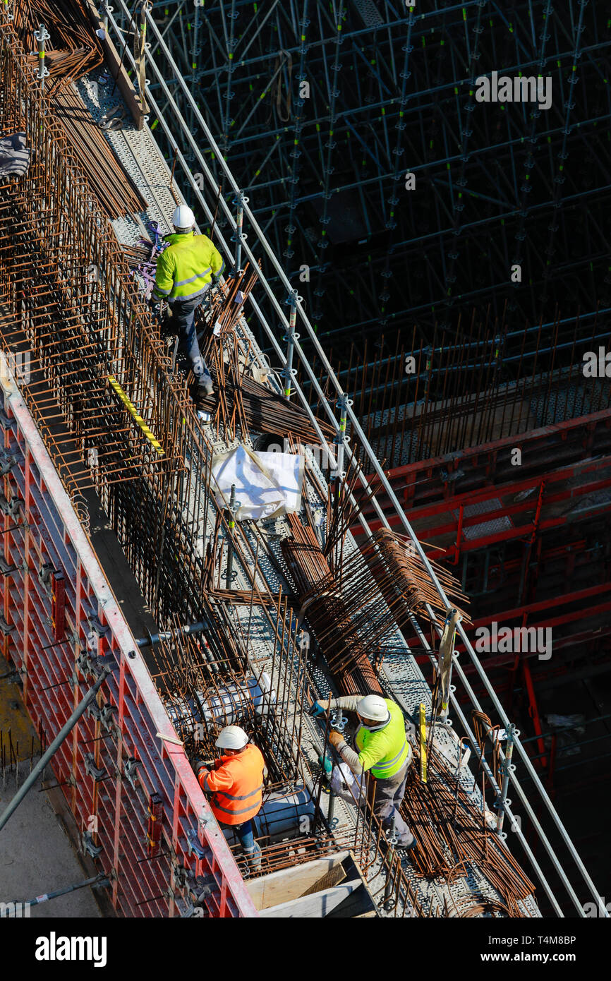 Deutschland - Baugewerbe, Bauarbeiter arbeiten auf der Baustelle. Deutschland - Bauwirtschaft, Bauarbeiter arbeiten in einer Baustel Stockfoto