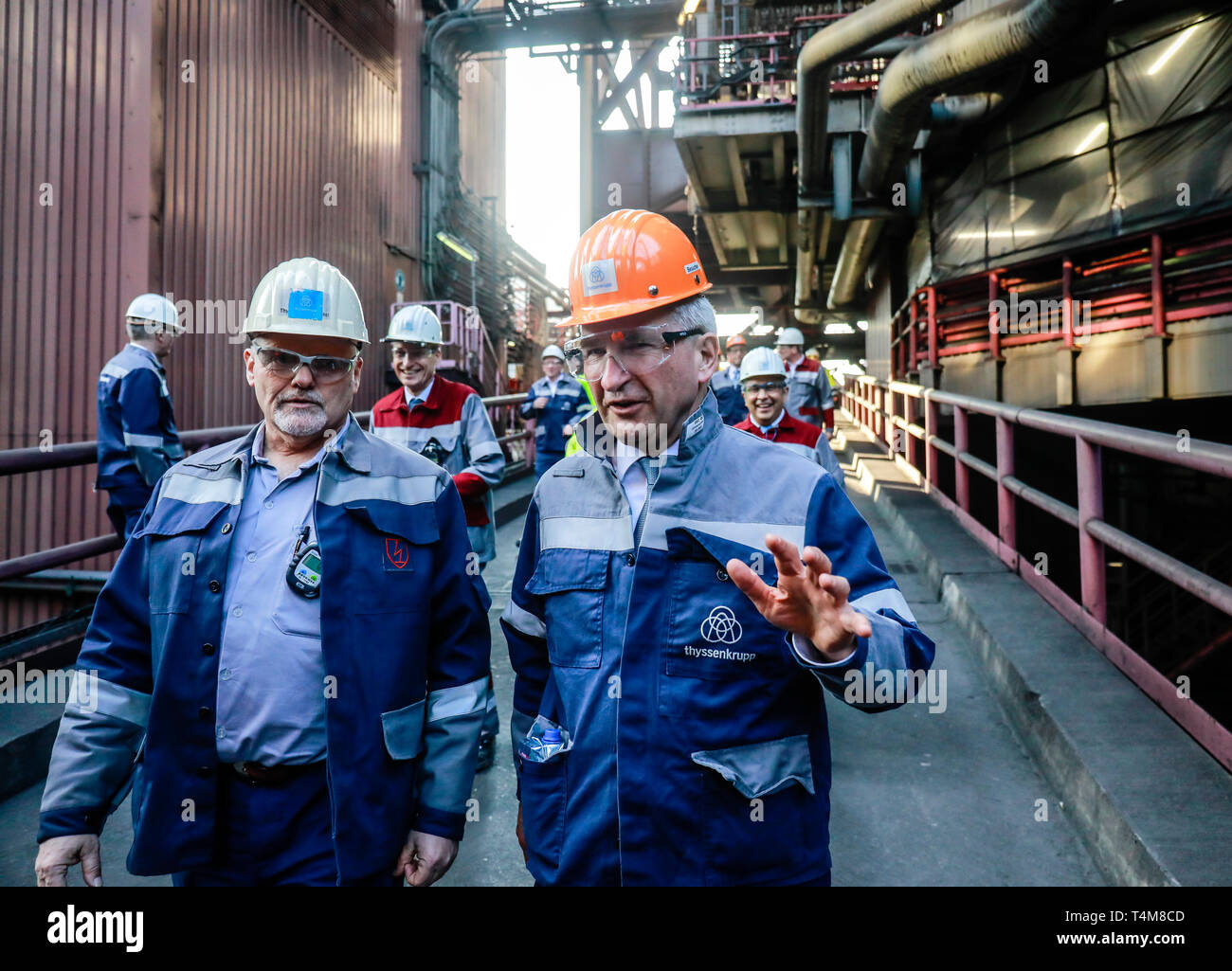 Duisburg, Ruhrgebiet, Nordrhein-Westfalen, Deutschland - ThyssenKrupp Steel, NRW-Wirtschaftsminister Andreas Pinkwart visits ThyssenKrupp Steel; bis zu Stockfoto