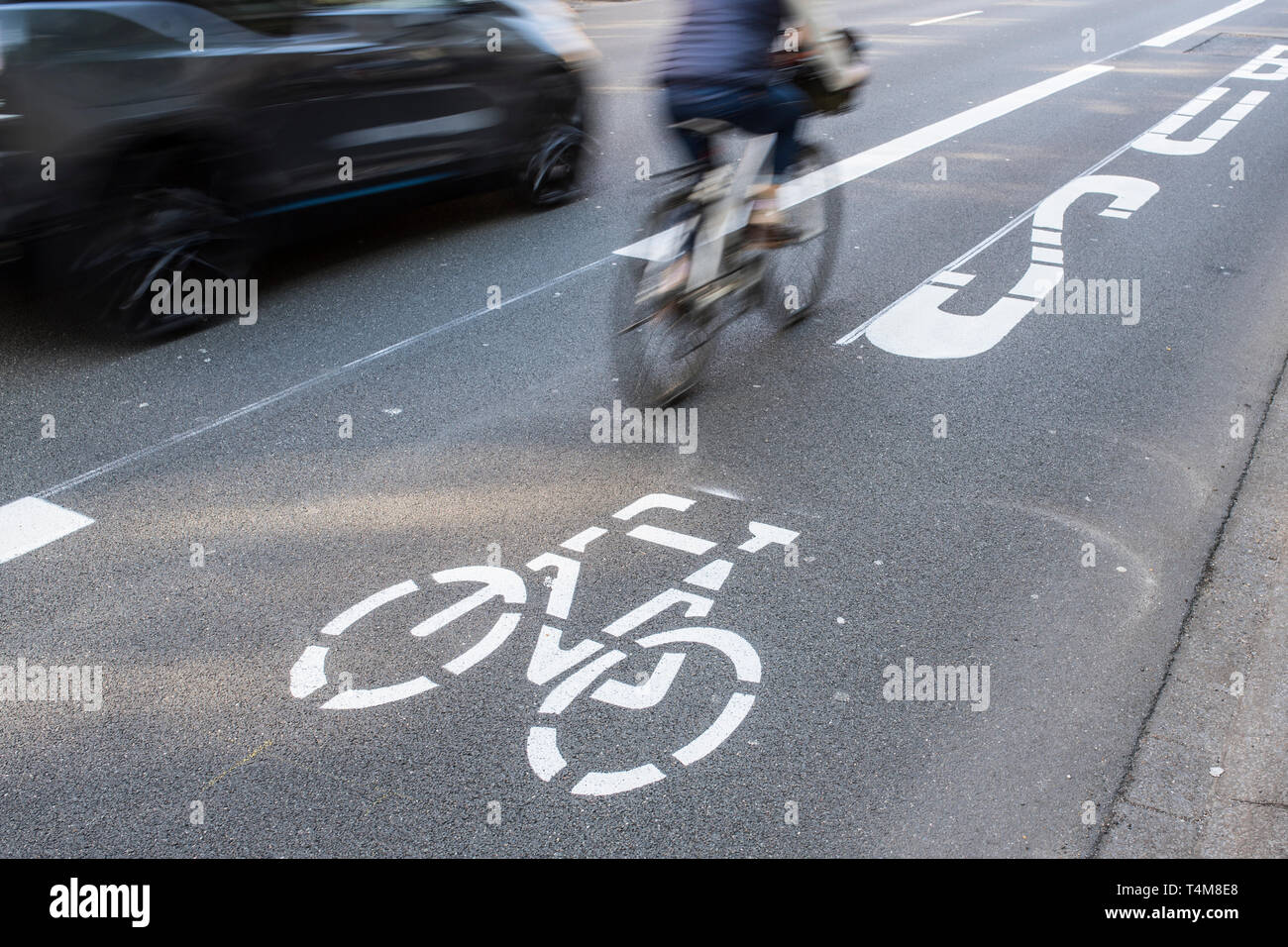 Umwelt Spur für Busse, Fahrräder, e-Autos und Taxis in Düsseldorf, Deutschland. Stockfoto