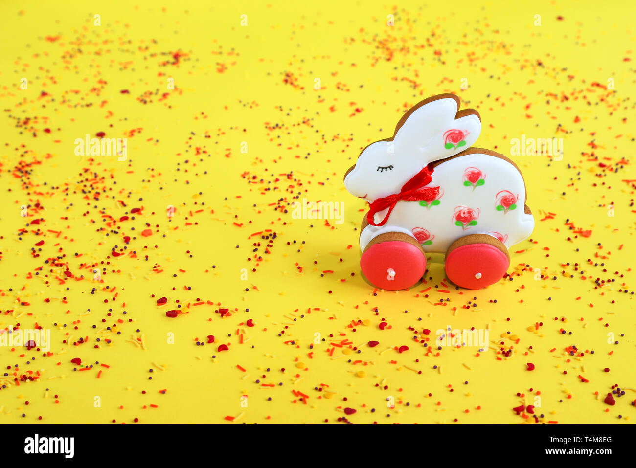 Ostern Konzept, handgefertigte rosa und weißen Bunny Lebkuchen auf einem gelben Hintergrund. Lebkuchen Kaninchen im Frühjahr Stockfoto