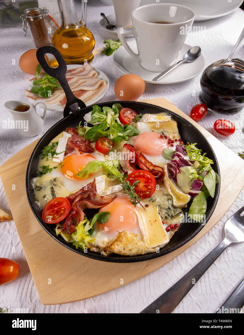 Spiegeleier mit Camembert und frischem Salat Stockfoto