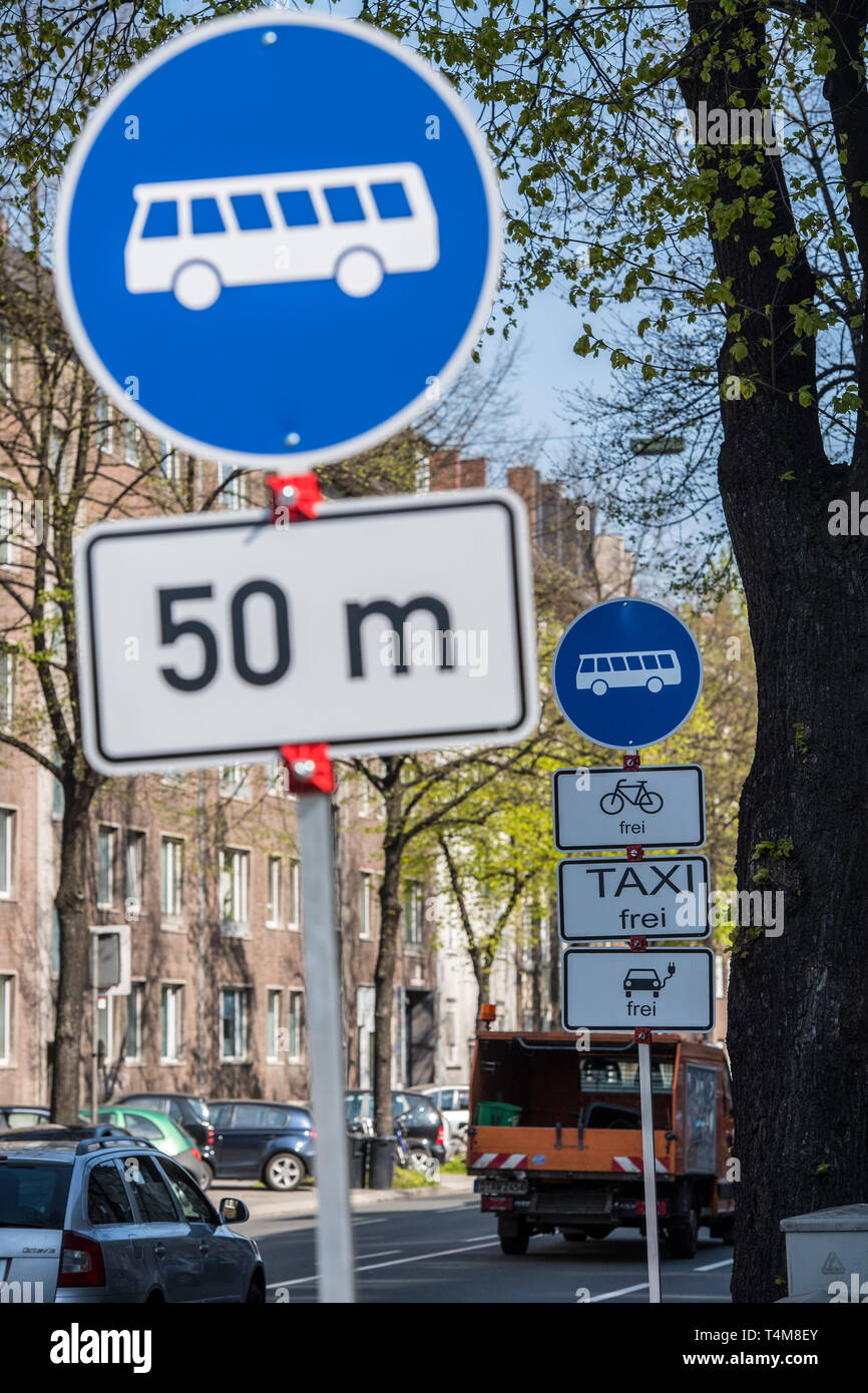 Umwelt Spur für Busse, Fahrräder, e-Autos und Taxis in Düsseldorf, Deutschland. Stockfoto