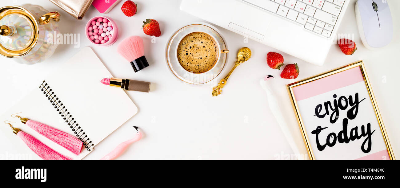 Weibliche home Arbeitsplatz. Home office Schreibtisch mit Laptop, Notebook, frische Erdbeeren, Kosmetik, Frauen Zubehör und Kaffee Tasse auf weißem Hintergrund. Stockfoto