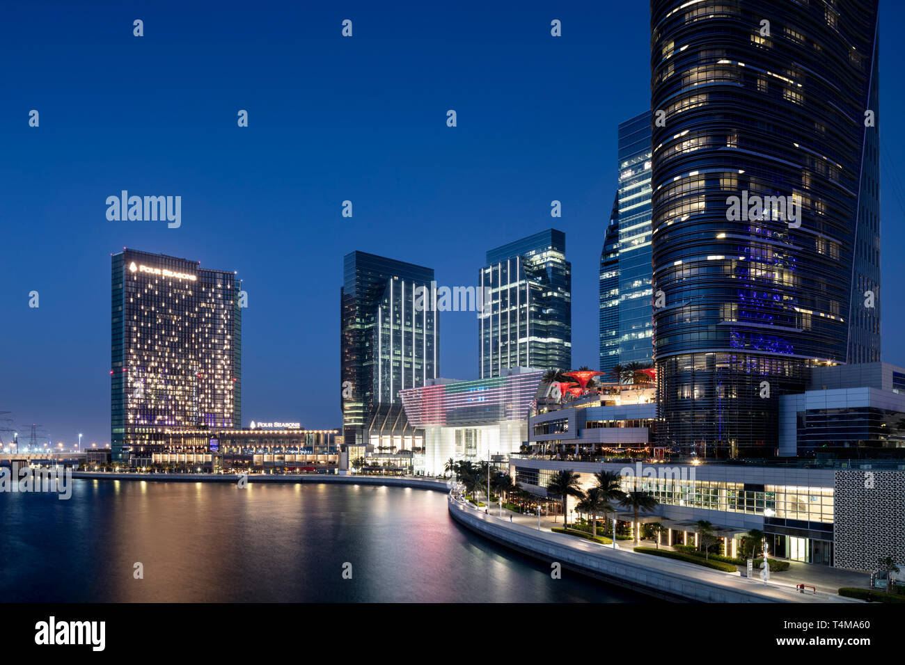 AL MARYAH ISLAND, ABU DHABI, VEREINIGTE ARABISCHE EMIRATE - 29. März 2019: Die Vier Jahreszeiten Hotel (links), Galleria Shopping Mall (Mitte), Abu Dhabi globalen M Stockfoto