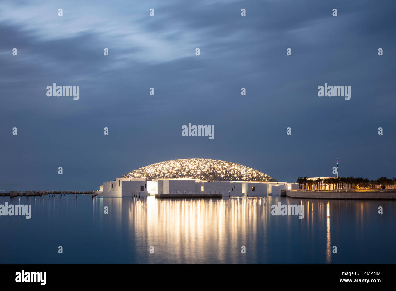 SAADIYAT ISLAND, ABU DHABI, VEREINIGTE ARABISCHE EMIRATE - 10 April, 2019: Der Louvre Abu Dhabi auf der Insel Saadiyat, entworfen von Architekt Jean Nouvel. (Ryan Stockfoto