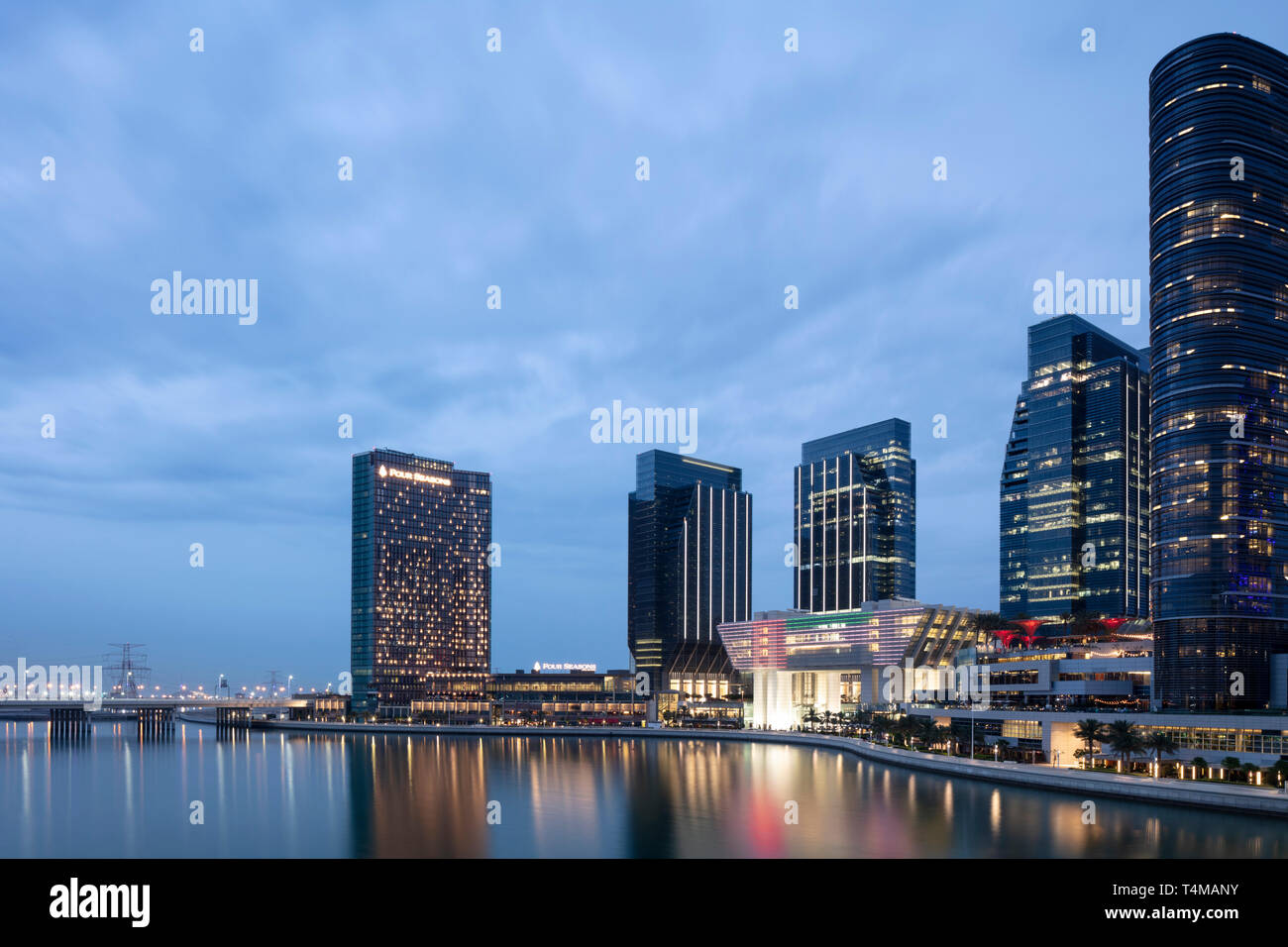 AL MARYAH ISLAND, ABU DHABI, VEREINIGTE ARABISCHE EMIRATE - 11 April, 2019: Das Four Seasons Hotel (links), Galleria Shopping Mall (Mitte), Abu Dhabi globalen M Stockfoto