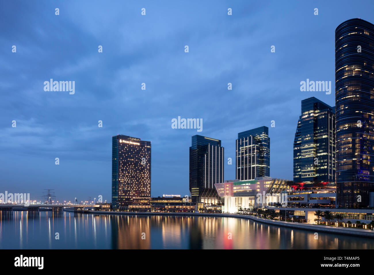 AL MARYAH ISLAND, ABU DHABI, VEREINIGTE ARABISCHE EMIRATE - 11 April, 2019: Das Four Seasons Hotel (links), Galleria Shopping Mall (Mitte), Abu Dhabi globalen M Stockfoto
