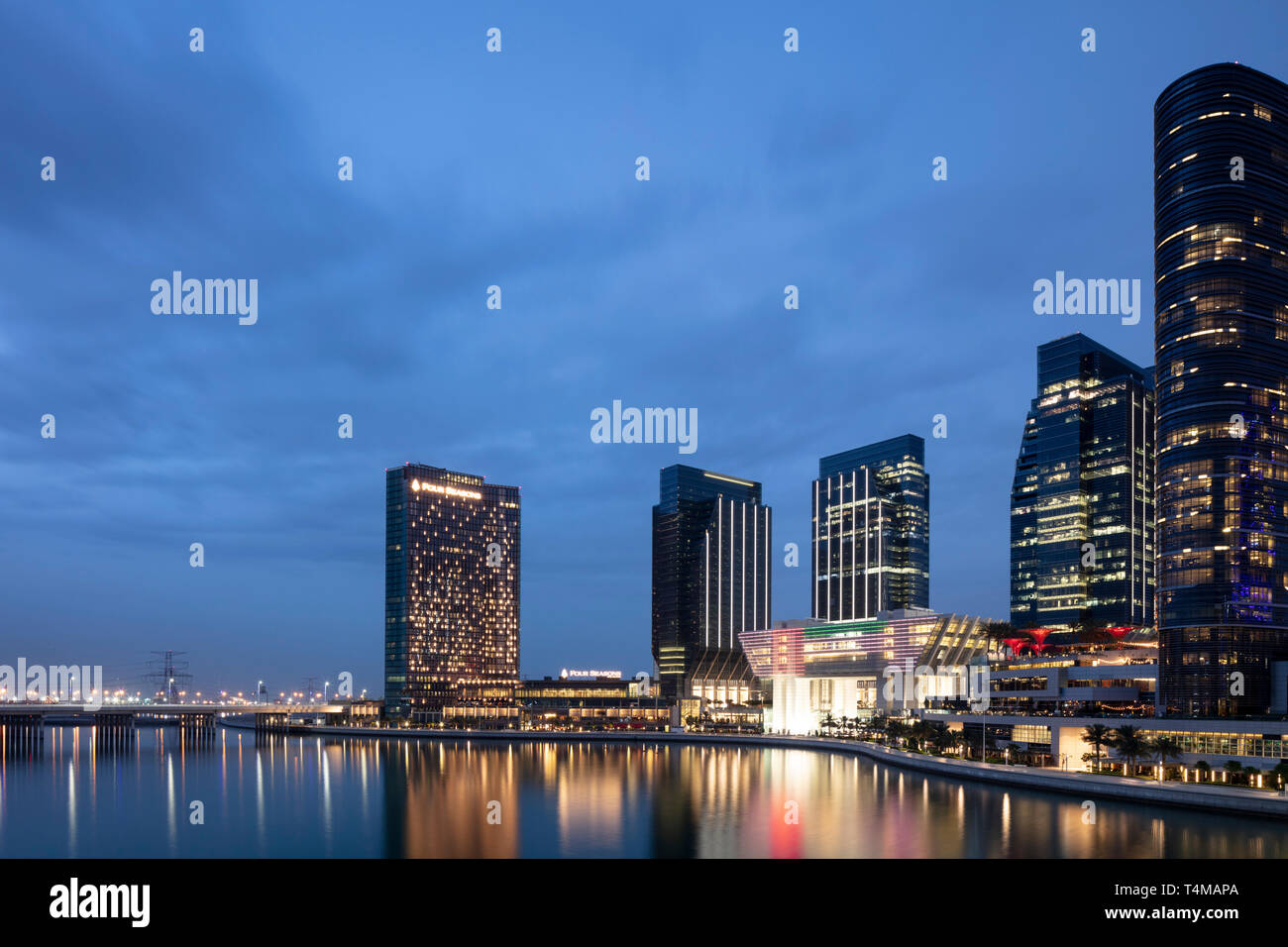 AL MARYAH ISLAND, ABU DHABI, VEREINIGTE ARABISCHE EMIRATE - 11 April, 2019: Das Four Seasons Hotel (links), Galleria Shopping Mall (Mitte), Abu Dhabi globalen M Stockfoto
