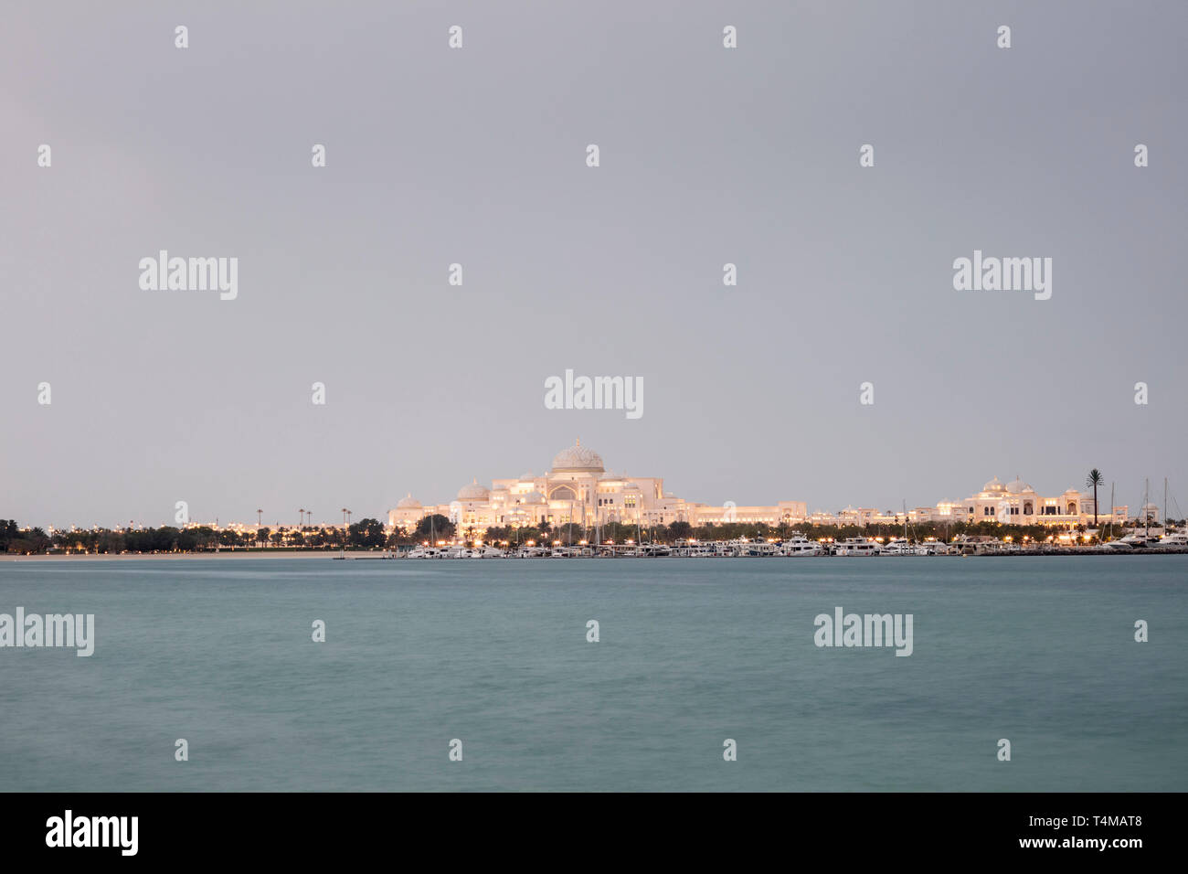 ABU DHABI, VEREINIGTE ARABISCHE EMIRATE - 13. April 2019: Der Präsidentenpalast, vor kurzem als Qasr Al Watan, der Palast der Nation zu Stockfoto