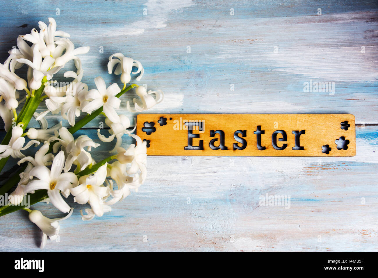 Ostern Hinweis und Hyazinthen Blumen Blumenstrauß auf einem Holztisch Stockfoto