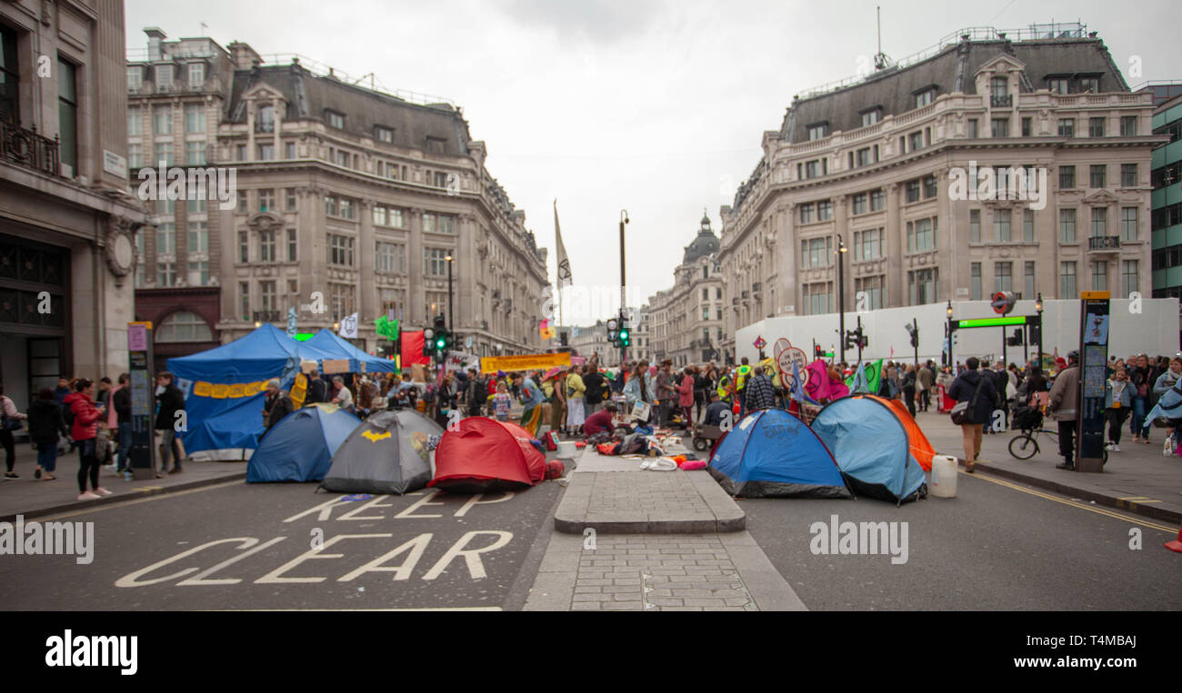 17. April 2019: Aussterben Rebellion: Klimawandel Aktivisten Zelte in Oxford Circus, London. Großbritannien Stockfoto