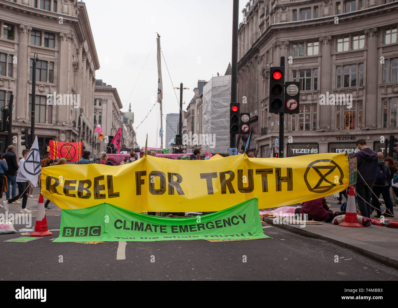 17. April 2019: Aussterben Rebellion: Demonstranten Banner "Rebel für Wahrheit' in Oxford Circus. London. Großbritannien Stockfoto