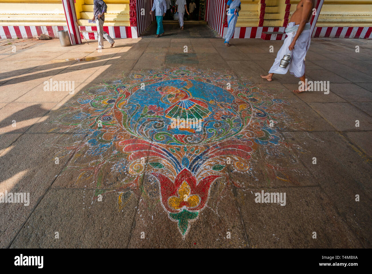 Horizontale Ansicht von RANGOLI am Eingang des Thillai Nataraja Tempel in Chidambaram, Indien. Stockfoto