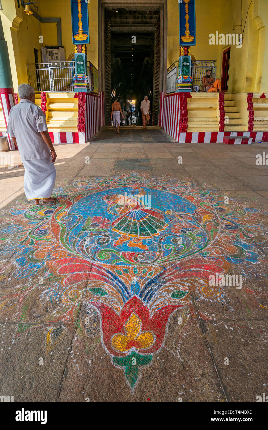 Vertikale Ansicht von RANGOLI am Eingang des Thillai Nataraja Tempel in Chidambaram, Indien. Stockfoto