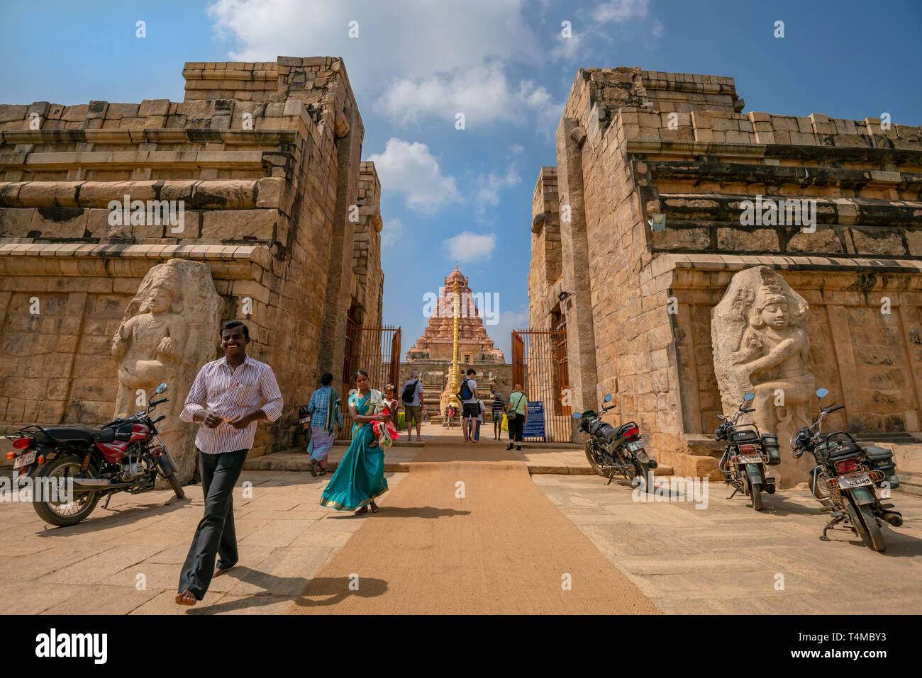 Horizontale Ansicht von Touristen am Tempel in Gangaikonda Cholapuram Brihadishvara, Indien. Stockfoto
