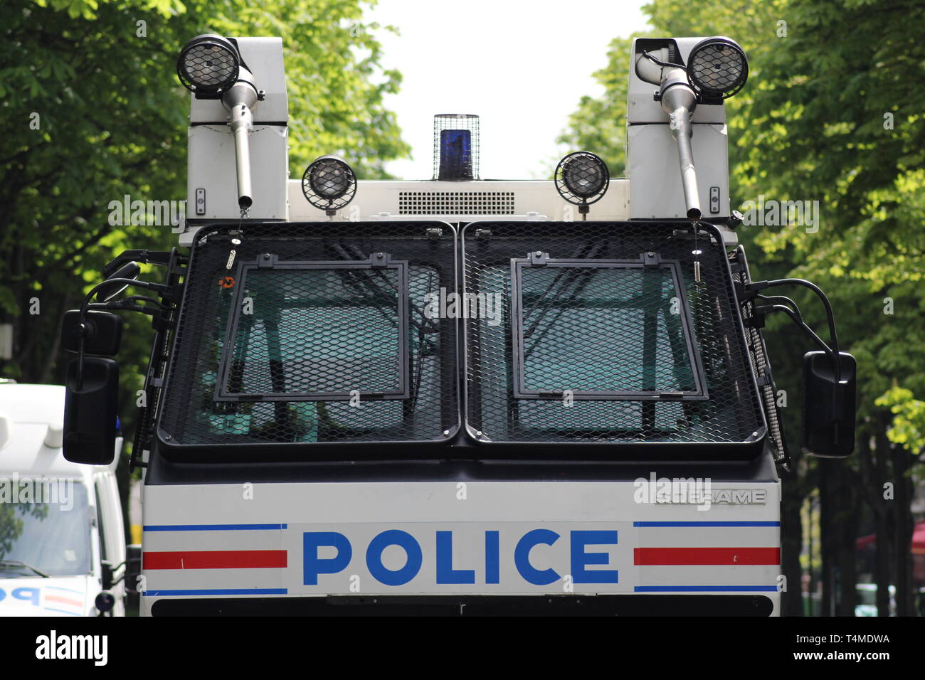 Eine nationale Polizei Wasserwerfer sitzt im Leerlauf warten an die gelbe Weste Proteste in Paris am 13. April 2019 verwendet werden. Stockfoto