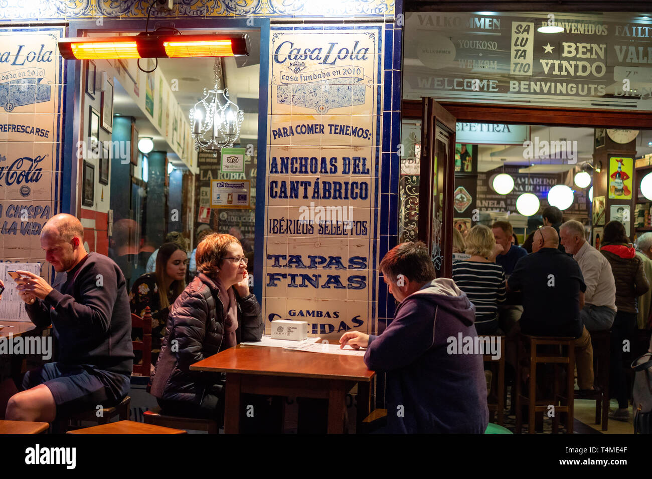Malaga, Spanien 04.04.2019: Menschen mit Abendessen Abends in überfüllten beschäftigt Casa Lola Restaurant in Malaga Spanien Stockfoto