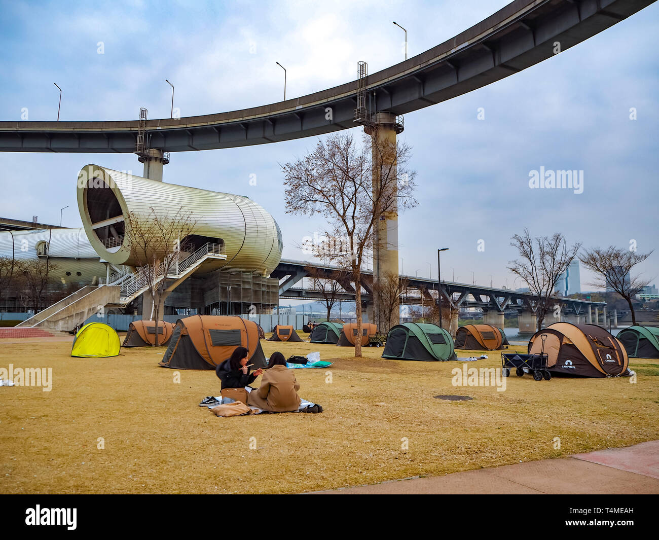 März 2019 - Seoul, Südkorea: Kulturelle komplexe J-Bug im Ttukseom Hangang Park und einem berühmten Campingplatz für junge Leute Stockfoto