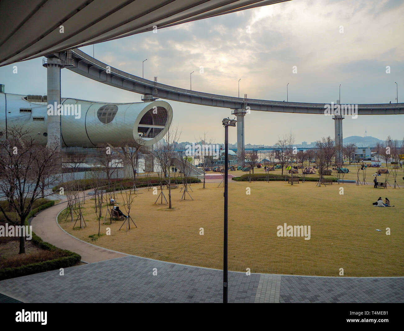 März 2019 - Seoul, Südkorea: Kulturelle komplexe J-Bug im Ttukseom Hangang Park mit Blick auf den Hangang Fluss Stockfoto