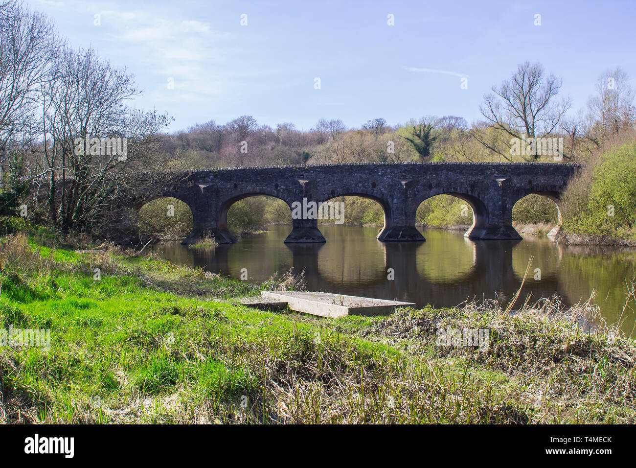 Das ruhige Wasser Fluss Quoile Quoile Strömung unter der Brücke in der nähe von Downpatrick, County Down, Nordirland. Am frühen Nachmittag o genommen Stockfoto