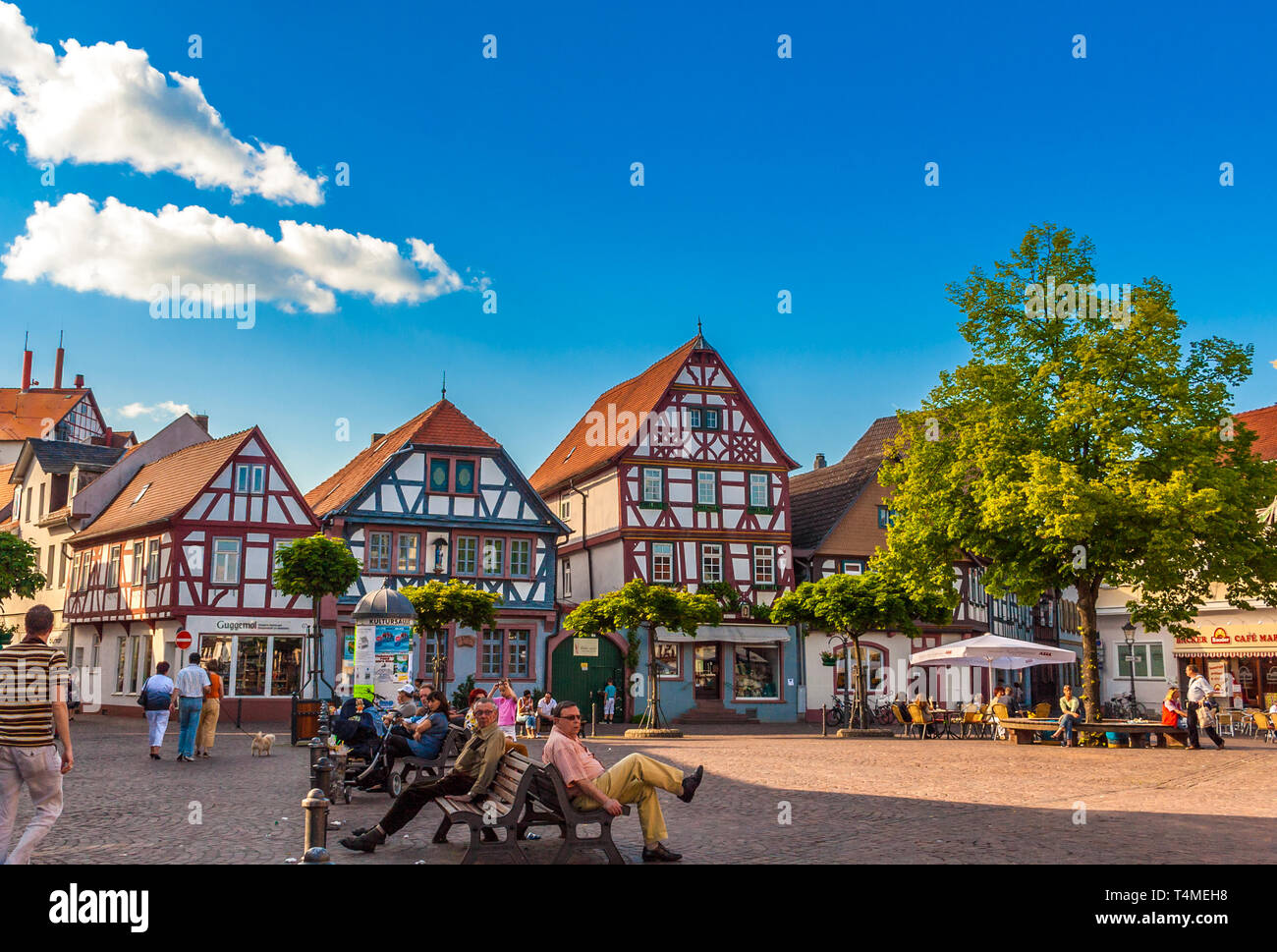 Seligenstadt, Deutschland - Mai 2010: toller Blick auf den Marktplatz von Seligenstadt, eine der ältesten Städte Deutschlands. Leute sitzen auf Bänken, ... Stockfoto