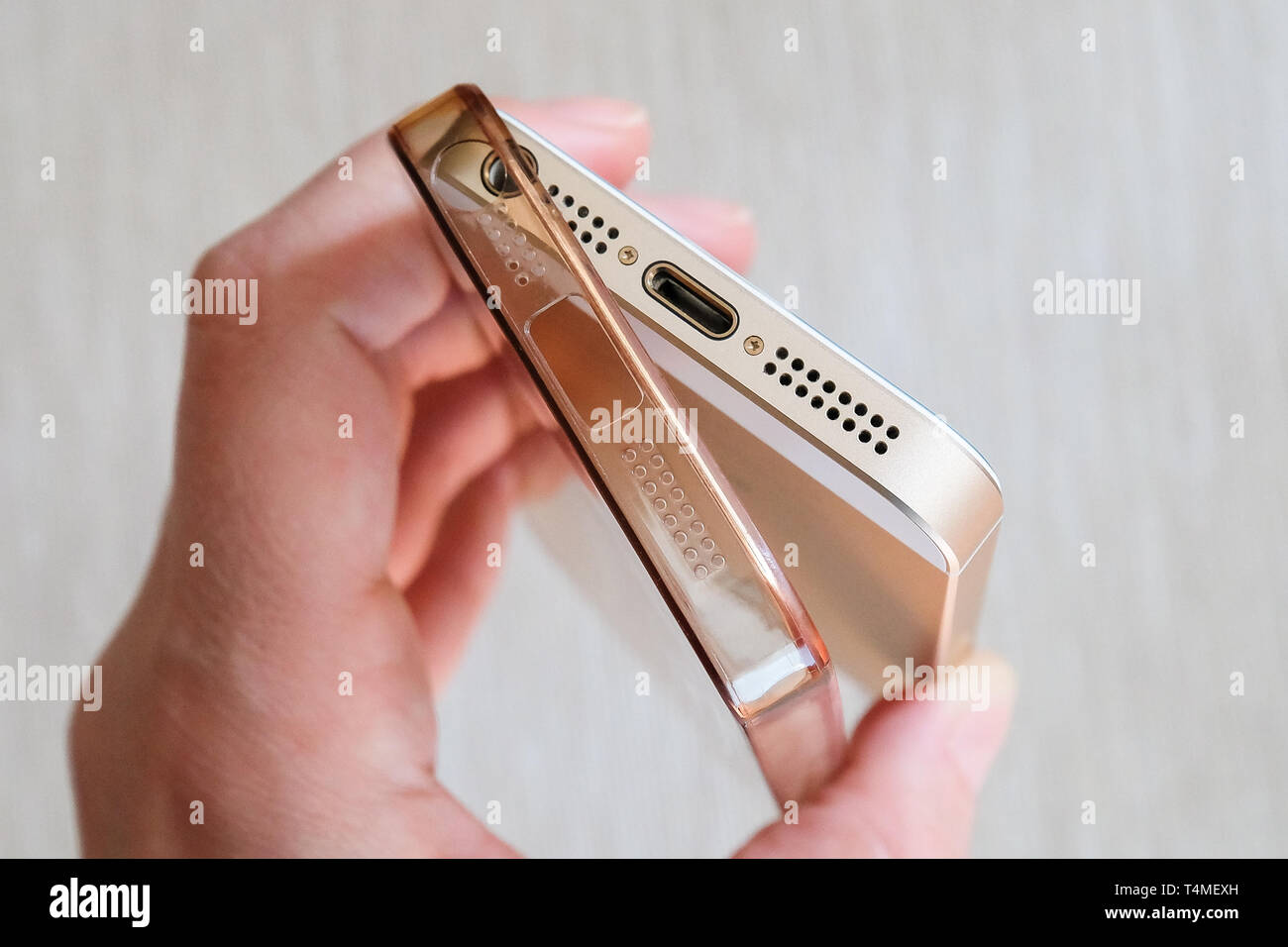 Silikonhülle für Smartphone gebogen in seiner Hand. Stockfoto