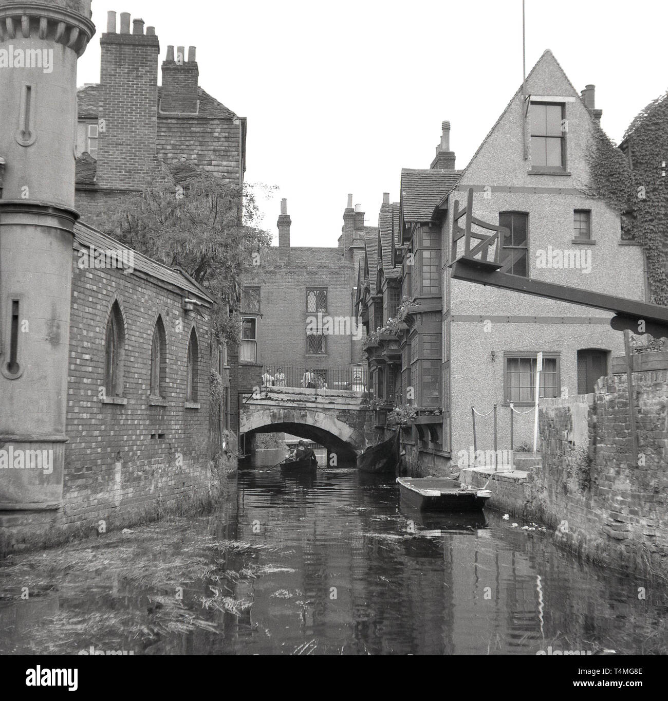 1950 s, St Peter's Square?, alte Gebäude, die durch einen Kanal, mit 'ducking Stuhl". Stockfoto