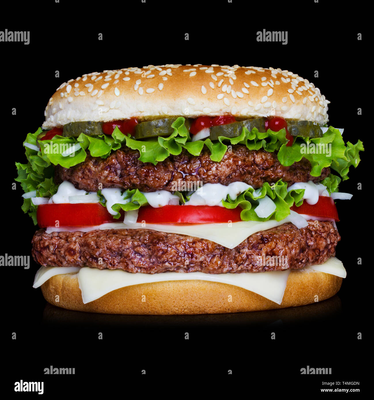 Große Hamburger auf schwarzen Hintergrund mit Reflexion isoliert Stockfoto