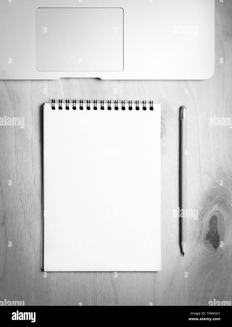 Business Essentials. Blick von oben auf die Spirale leer Notebook und Laptop auf Holz Schreibtisch Hintergrund Stockfoto