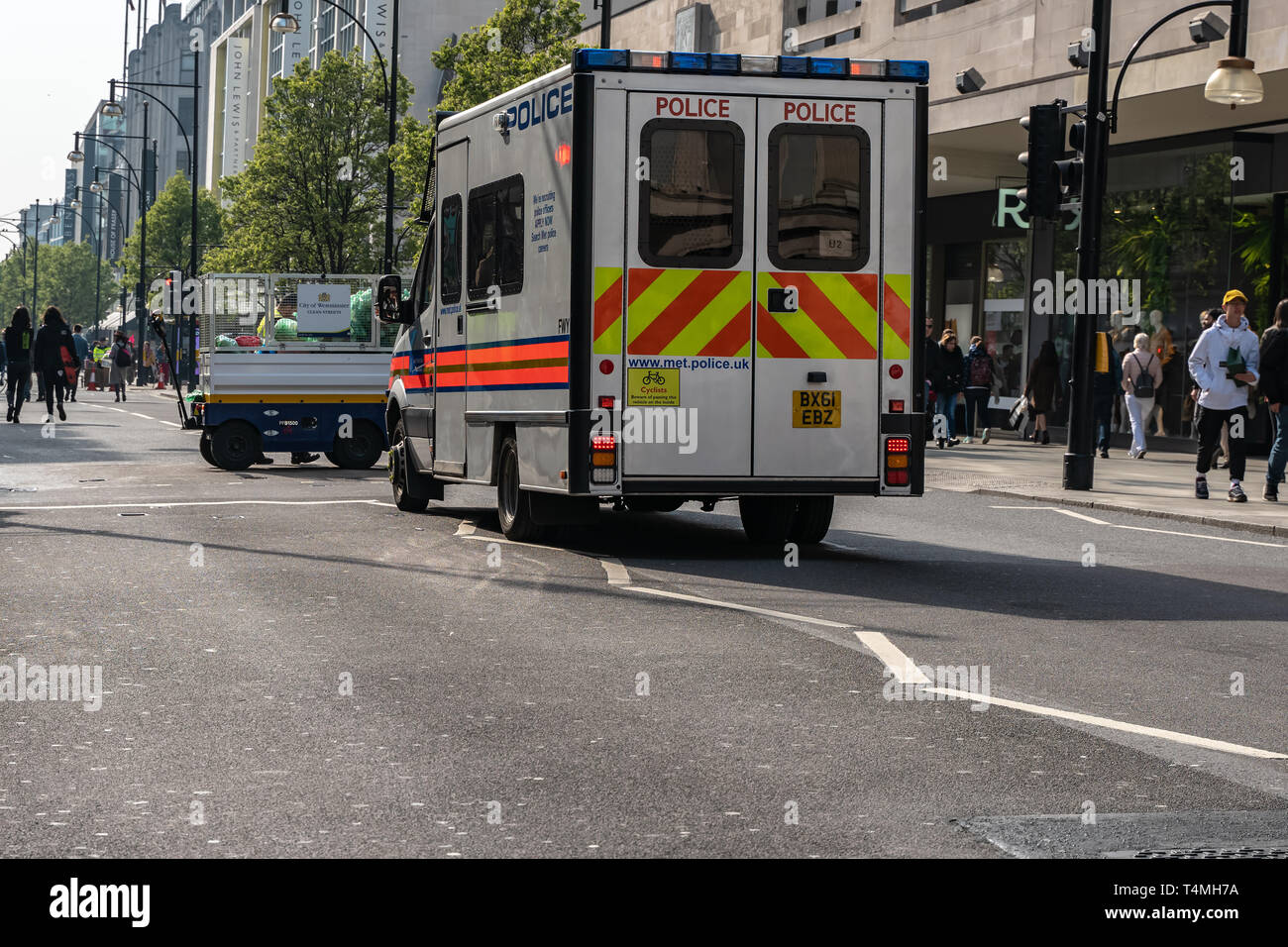London, Großbritannien - 15 April, 2019: Polizei van auf der Oxford Street. Aussterben Rebellion Aktivisten blockiert Oxford Circus, Marble Arch, Piccadilly Circus Stockfoto