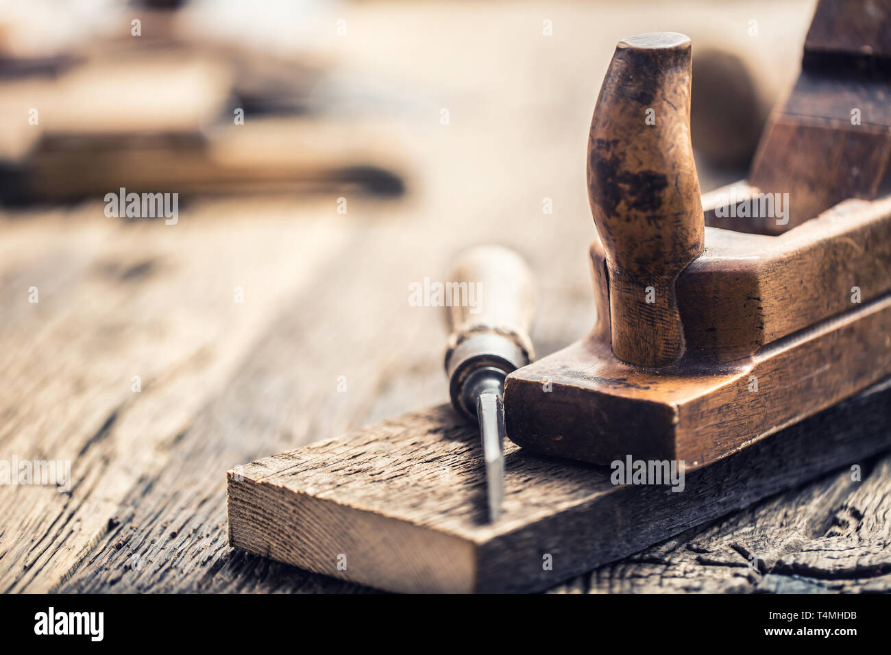 Alte Hobel- und anderen vintage Tischler Werkzeuge in einer Schreinerei Stockfoto