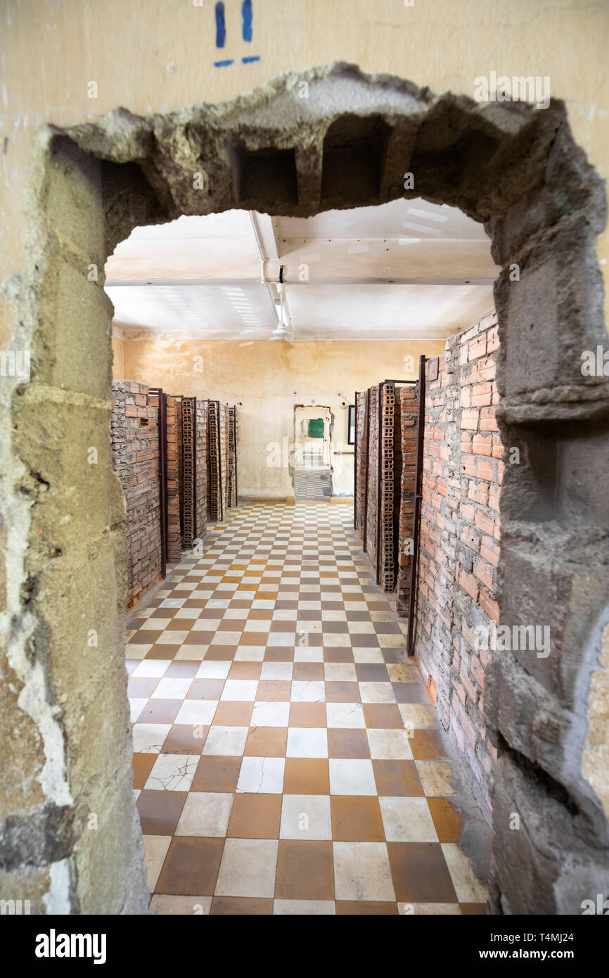 Zellen innerhalb des Tuol Sleng Genozidmuseum (S-21 Sicherheit Gefängnis) in einem ehemaligen High School, Phnom Penh, Kambodscha, Südostasien, Asien untergebracht Stockfoto