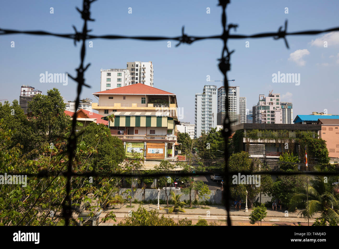 Blick über die Stadt aus hinter Stacheldraht am Tuol Sleng Genozidmuseum (S-21 Sicherheit Gefängnis) in einem ehemaligen High School, Phnom Penh, Kambodscha untergebracht, Stockfoto