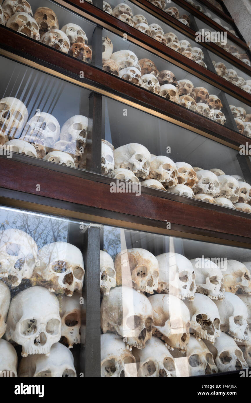 Schädel von Opfern der Roten Khmer in der Gedenkstätte Stupa in den Killing Fields von Choeung Ek, Phnom Penh, Kambodscha, Südostasien, Asien Stockfoto