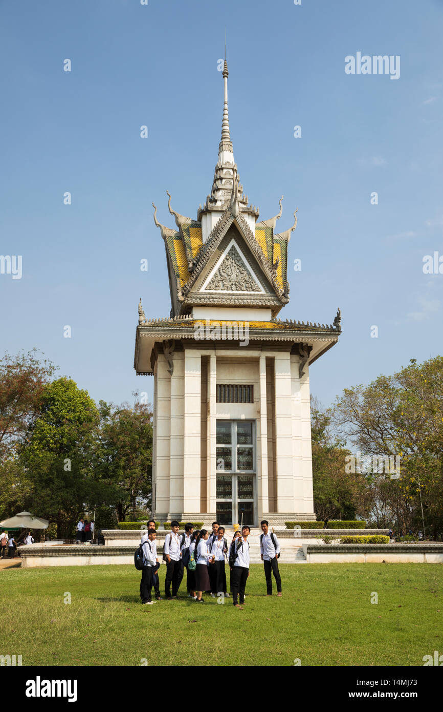 Schule Kinder am Denkmal Stupa der Killing Fields von Choeung Ek, Phnom Penh, Kambodscha, Südostasien, Asien Stockfoto