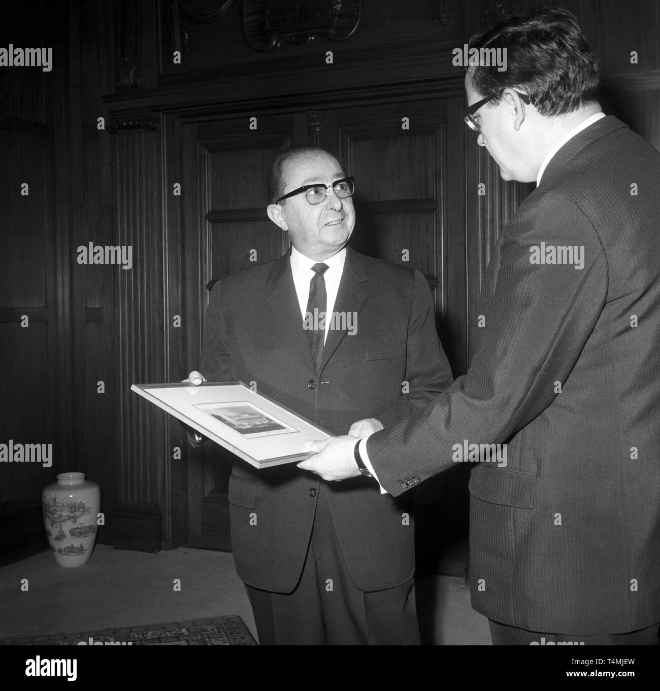 Rektor der Freien Universität Berlin, Prof. Ewald Harndt (l), Angebote zu verabschieden Regierender Bürgermeister Klaus Schütz (r, SPD) im Rathaus Schöneberg am 15. Dezember 1969. | Verwendung weltweit Stockfoto