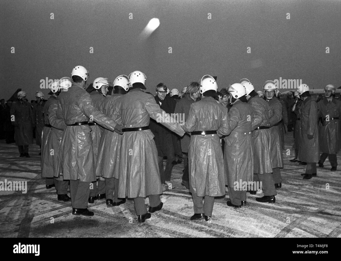 Umgeben. Studentenführer Daniel Cohn-Bendit und Karl Dietrich Wollf und einer größeren Gruppe von Jugendlichen wollte Schwarz Panther Führer "Big Man" am Flughafen in Frankfurt begrüßen zu dürfen am 13. Dezember 1969. Die Jugendlichen, die es auf dem Vorfeld des Flughafens, wurden von der Polizei eingekreist und drückte zurück zum Flughafen Gebäude, 18 Personen wurden vorübergehend wegen einem Handgemenge festgenommen. Großer Mann wurden in der Zwischenzeit nach Paris geschickt, weil ein Einreiseverbot. | Verwendung weltweit Stockfoto