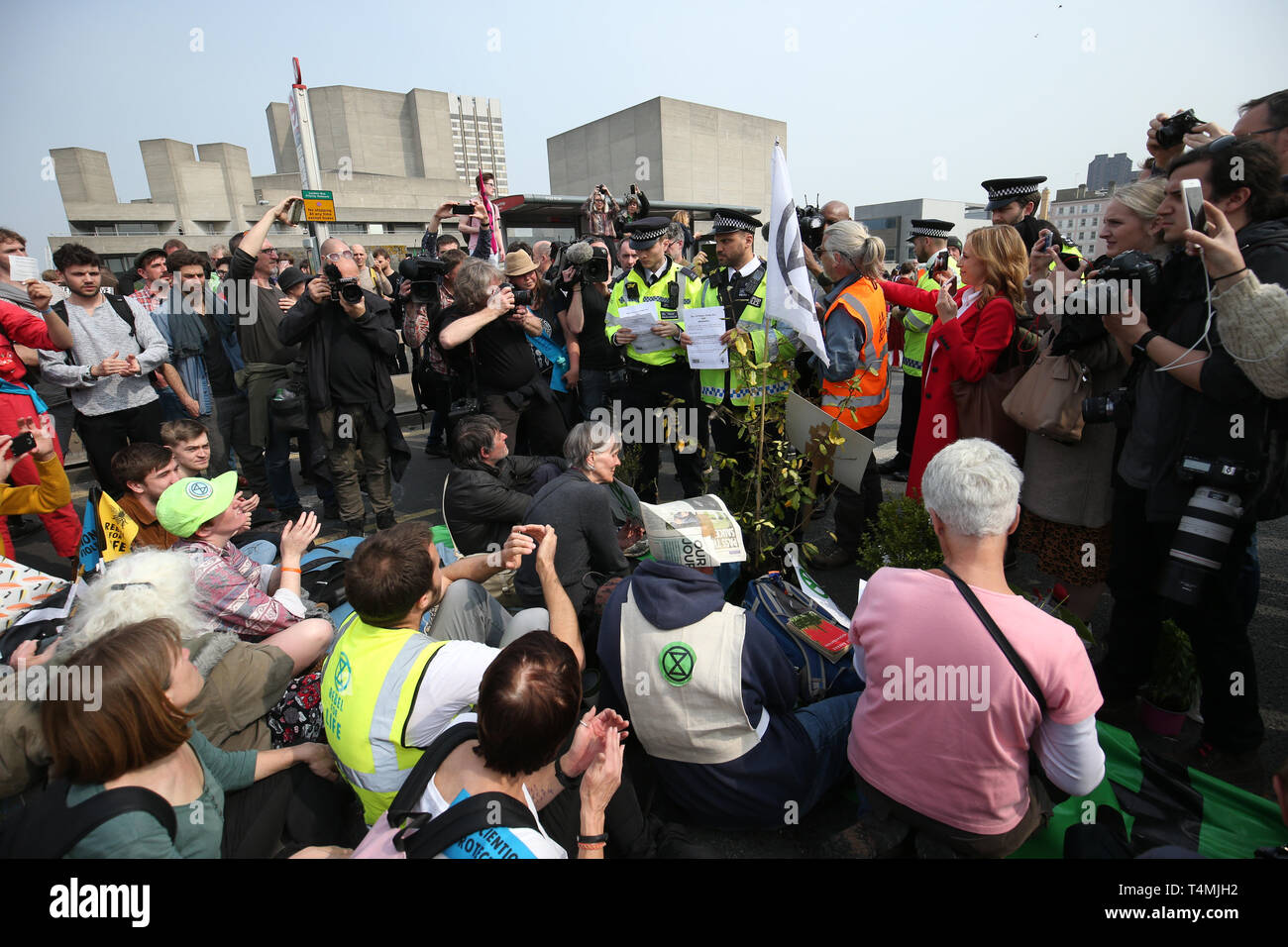 Polizisten ausgaben ein Abschnitt 14 Öffentliche Ordnung Handeln zum Aussterben Rebellion Demonstranten auf der Waterloo Bridge in London. Stockfoto