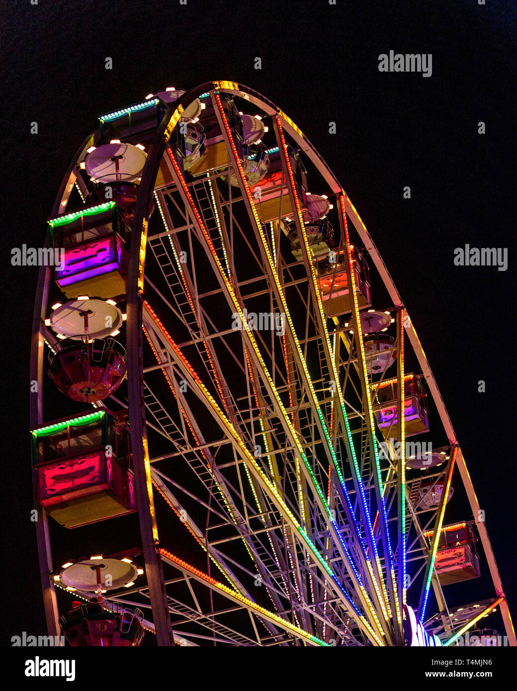 Bunt beleuchtete Schaustellerbetrieben - Riesenrad Stockfoto