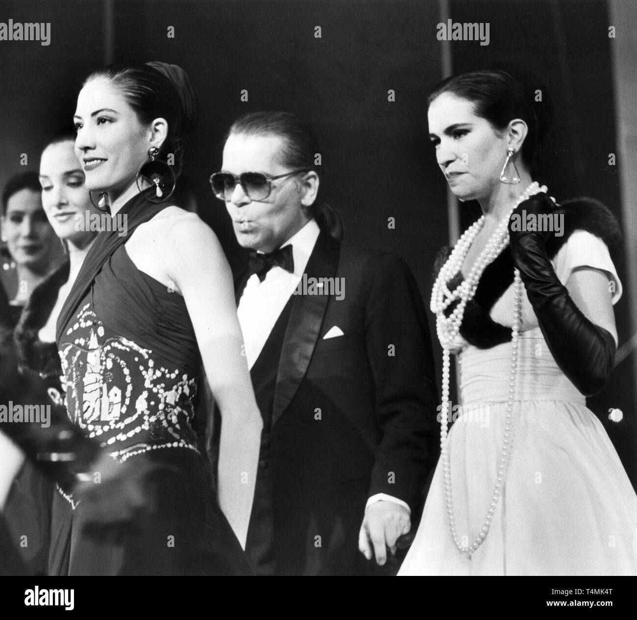 Der deutsche Modedesigner Karl Lagerfeld scheint mit seinen Modellen auf einer Gala Show in der Berliner "Theater des Westens" am 18.05.1987. | Verwendung weltweit Stockfoto
