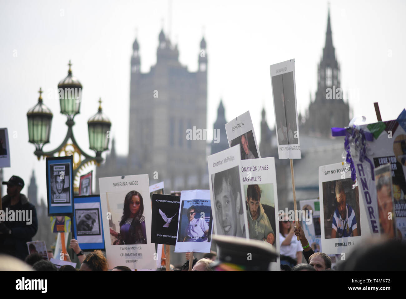 Anti-messer Kriminalität Mitkämpfer auf die Westminster Bridge in London, die für die Aktion in den letzten Blutvergießen. Stockfoto