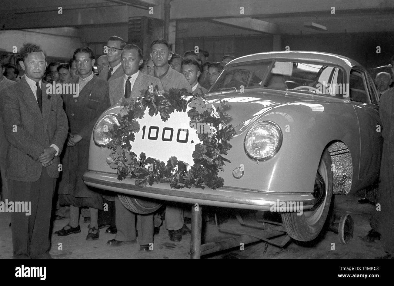 Unternehmer Ferdinand "Ferry" Porsche (L), Sohn des Automobils Konstrukteur Ferdinand Porsche, spricht zu seinen Mitarbeitern im Werk in Stuttgart-Zuffenhausen anlässlich der Fertigstellung des 1000er Porsche Sportwagen auf 28.08.1951. | Verwendung weltweit Stockfoto