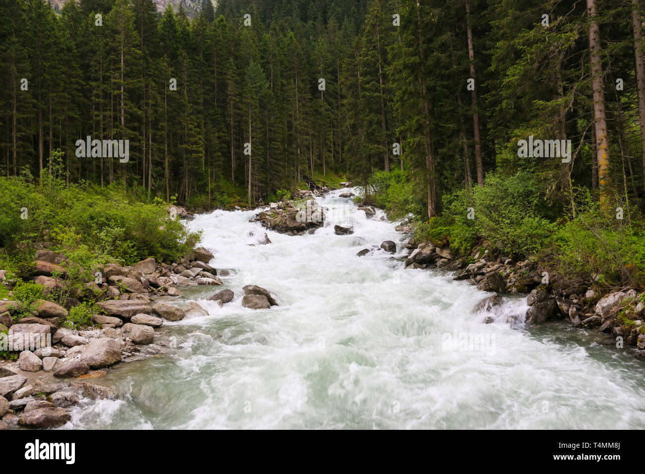 Anzeigen Alpine inspirierende Krimmler Wasserfall in den Bergen im Sommer. Trekking im Nationalpark Hohe Tauern, Österreich Stockfoto