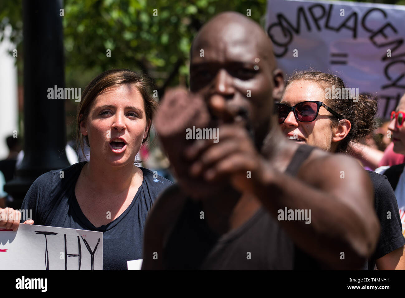 Vielfalt in der Masse von Aktivisten protestieren KKK Rally in den öffentlichen Park Stockfoto