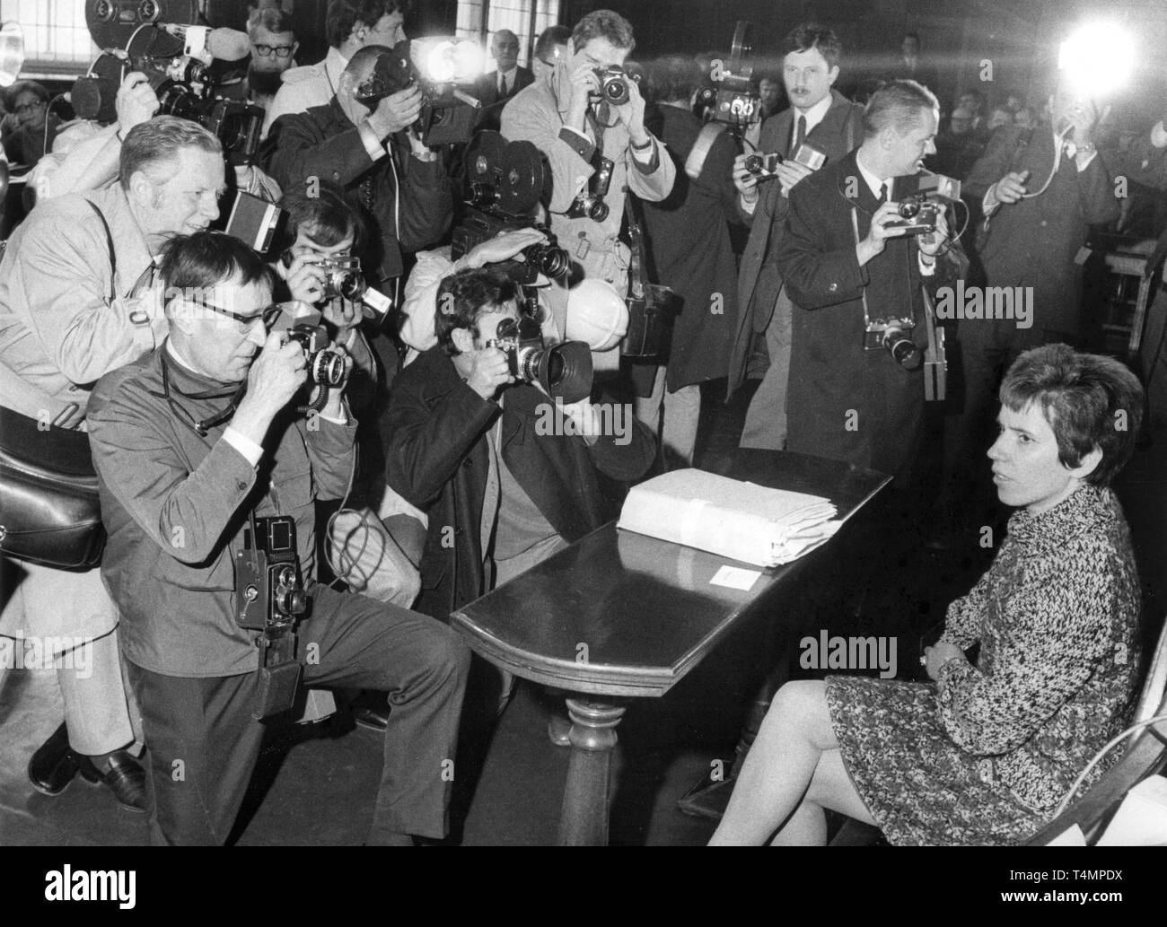 Beate Klarsfeld am 16. April 1969 in Berlin im Beschwerdeverfahren gegen das Urteil vom 7. November 1968. Klarsfeld geohrfeigt hatte Bundeskanzler Kiesinger. Später wurde die Strafe auf vier Monate Probezeit reduziert. | Verwendung weltweit Stockfoto